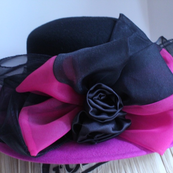 1980’s Black and Fuscia Andre Hat with Bows - Picture 1 of 5